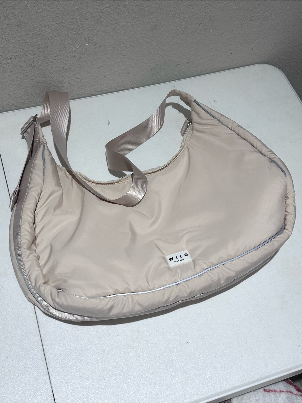 Wilo the label active crescent bag cream